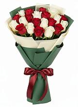 Букет Микс из красных и белых роз в Хакуринохабль