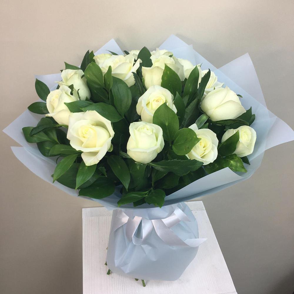 Букет 15 Белых роз Проуд в Хакуринохабль