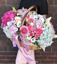 Цветочная композиция из Розы, Хризантемы, Пионы и Лизиантусы в корзине #REPLACE_PRED# Хакуринохабль