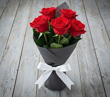 Букет 5 Красных роз Эдлесс Лав в Хакуринохабль