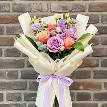 Букет цветов из:  Лизиантусы и Розы в Хакуринохабль